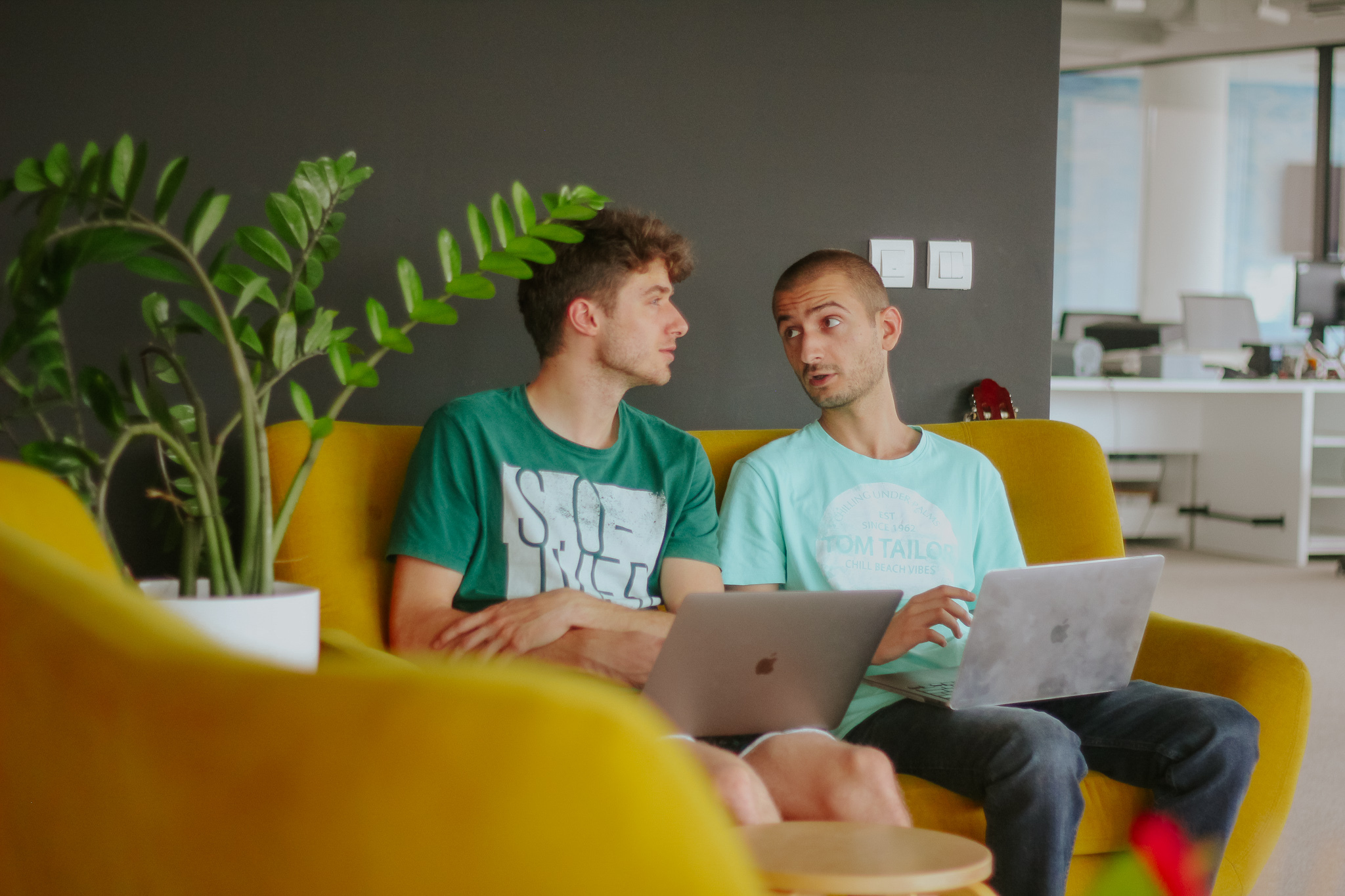 mockup featuring-a-man-with-a-magazine-3390-el1