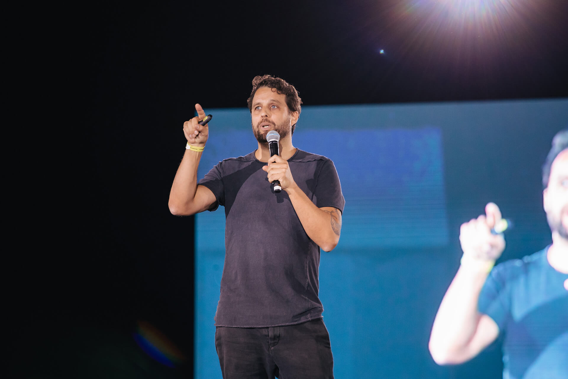 mockup featuring-a-man-with-a-magazine-3390-el1