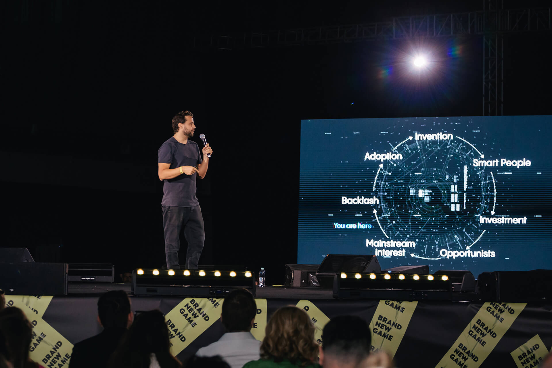 mockup featuring-a-man-with-a-magazine-3390-el1