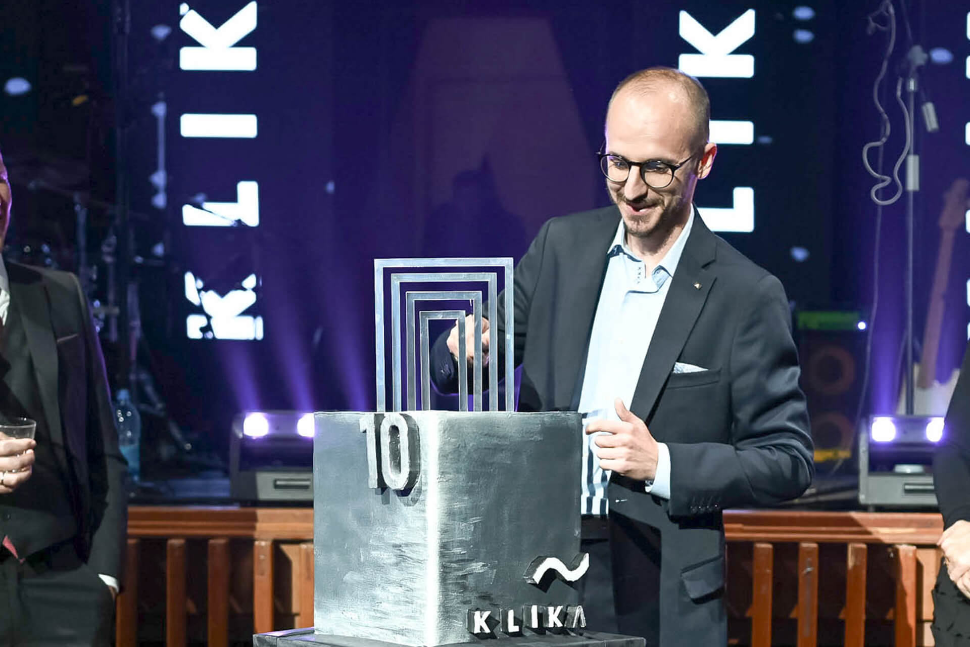 mockup featuring-a-man-with-a-magazine-3390-el1