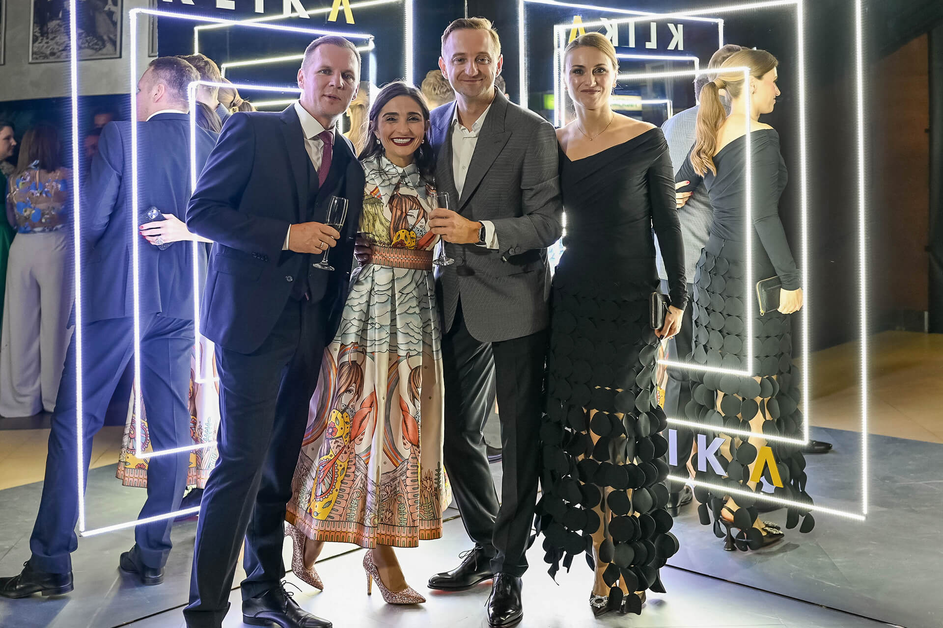 mockup featuring-a-man-with-a-magazine-3390-el1