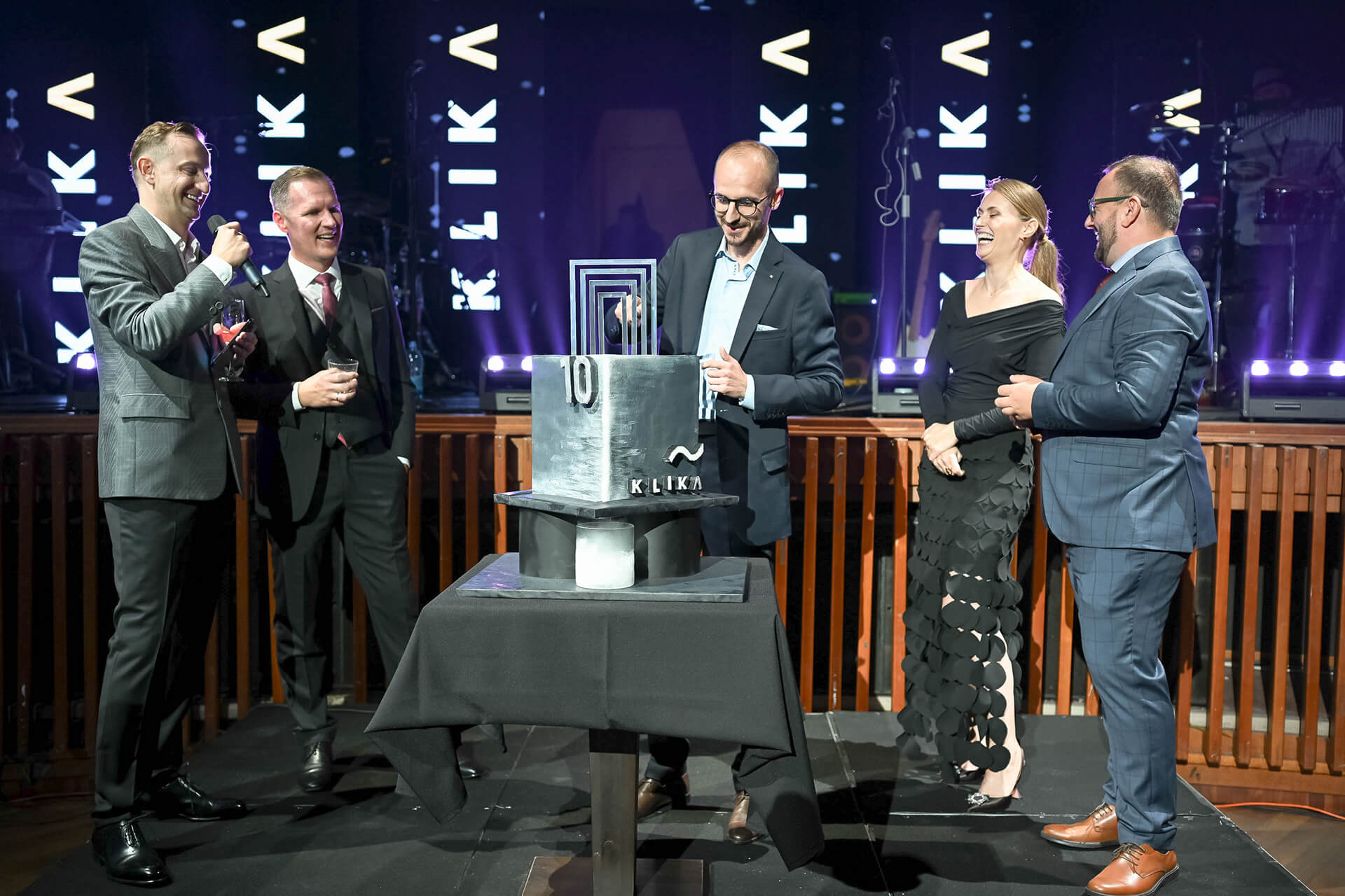 mockup featuring-a-man-with-a-magazine-3390-el1