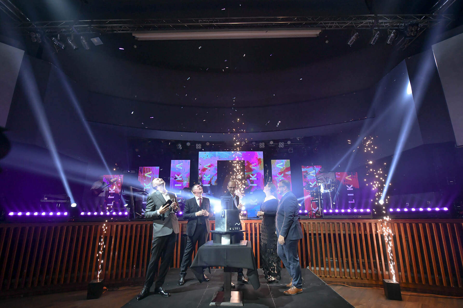 mockup featuring-a-man-with-a-magazine-3390-el1