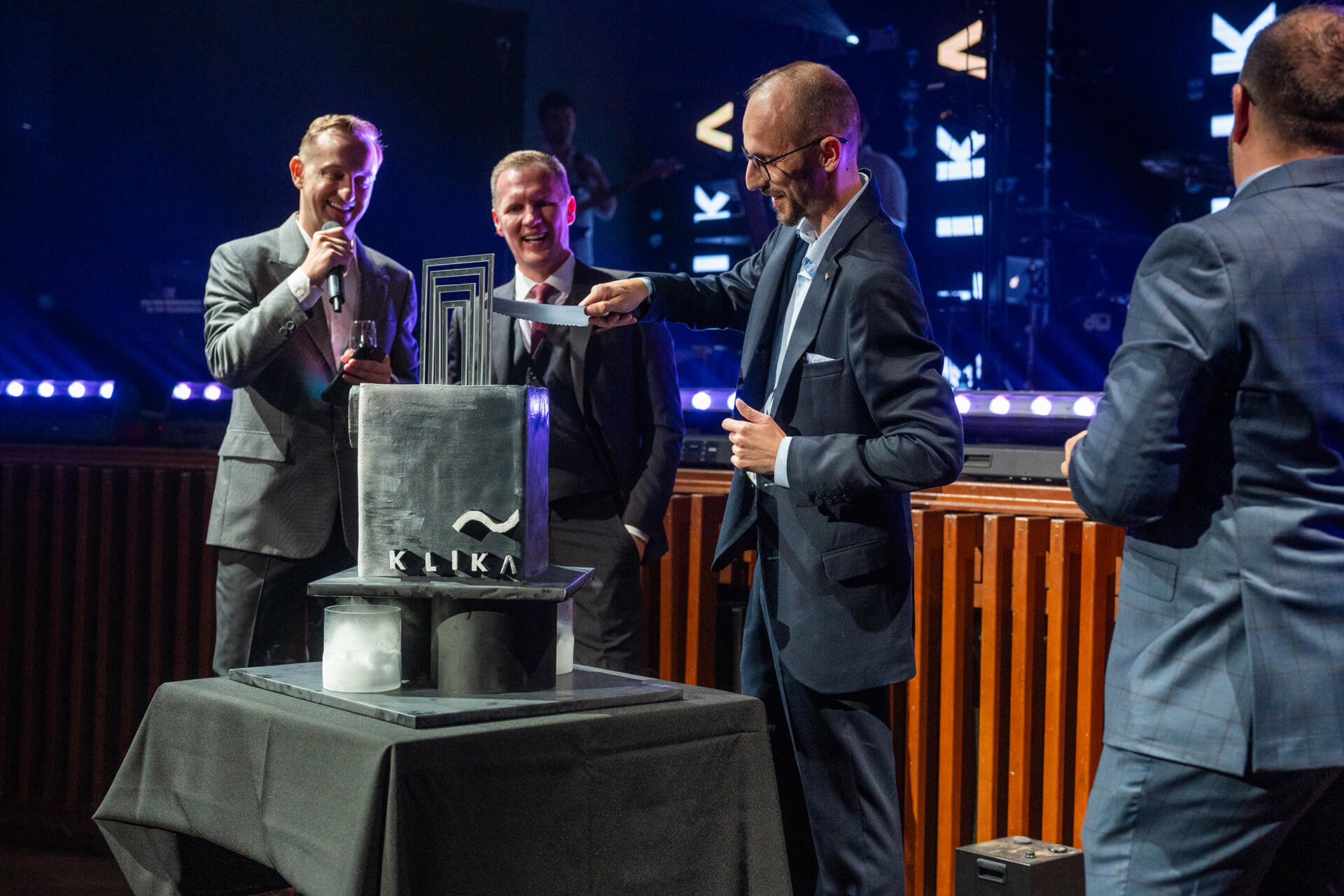 mockup featuring-a-man-with-a-magazine-3390-el1