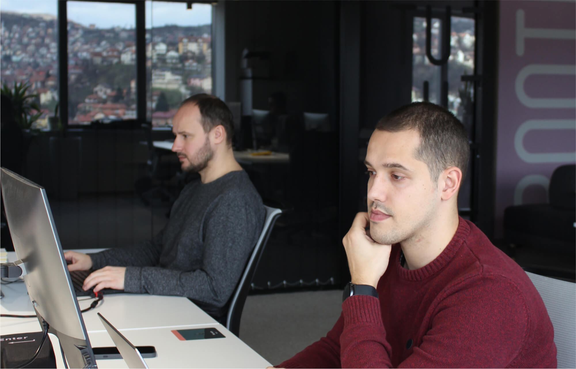 mockup featuring-a-man-with-a-magazine-3390-el1