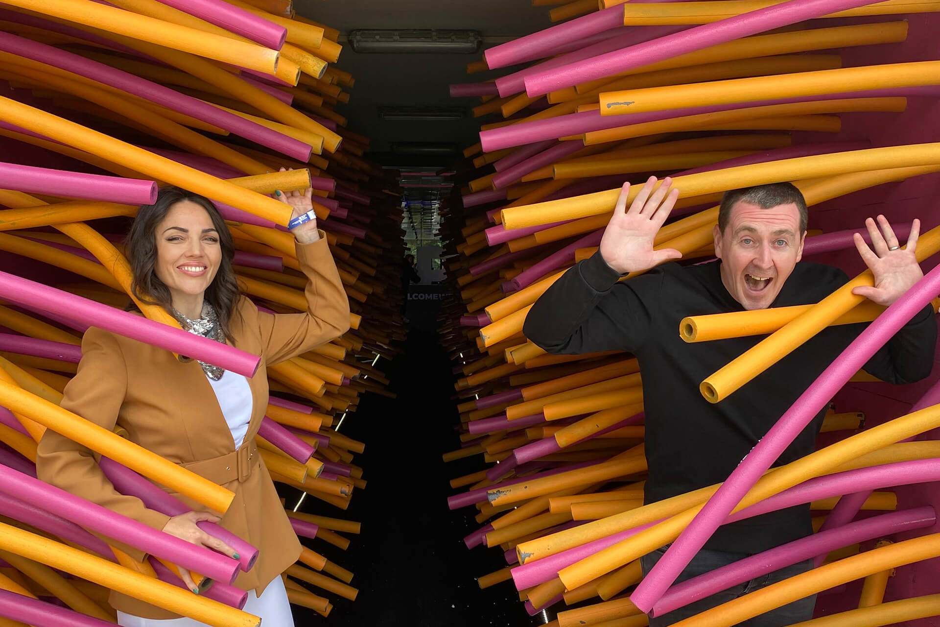 mockup featuring-a-man-with-a-magazine-3390-el1