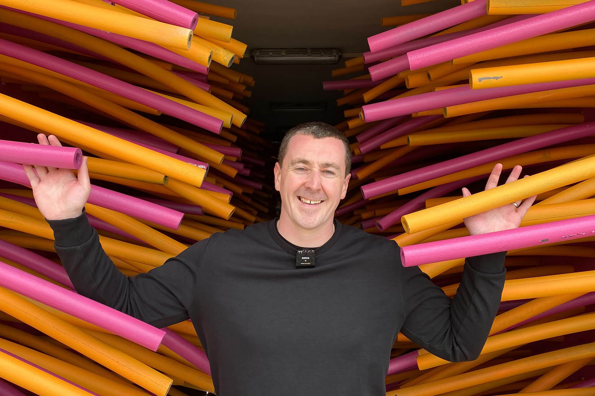 mockup featuring-a-man-with-a-magazine-3390-el1