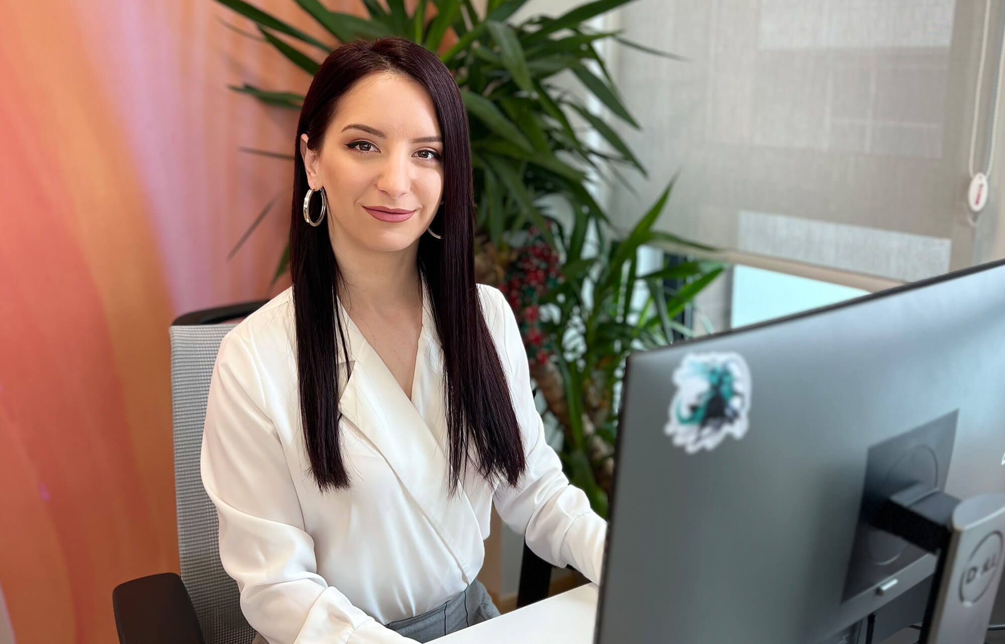 mockup featuring-a-man-with-a-magazine-3390-el1