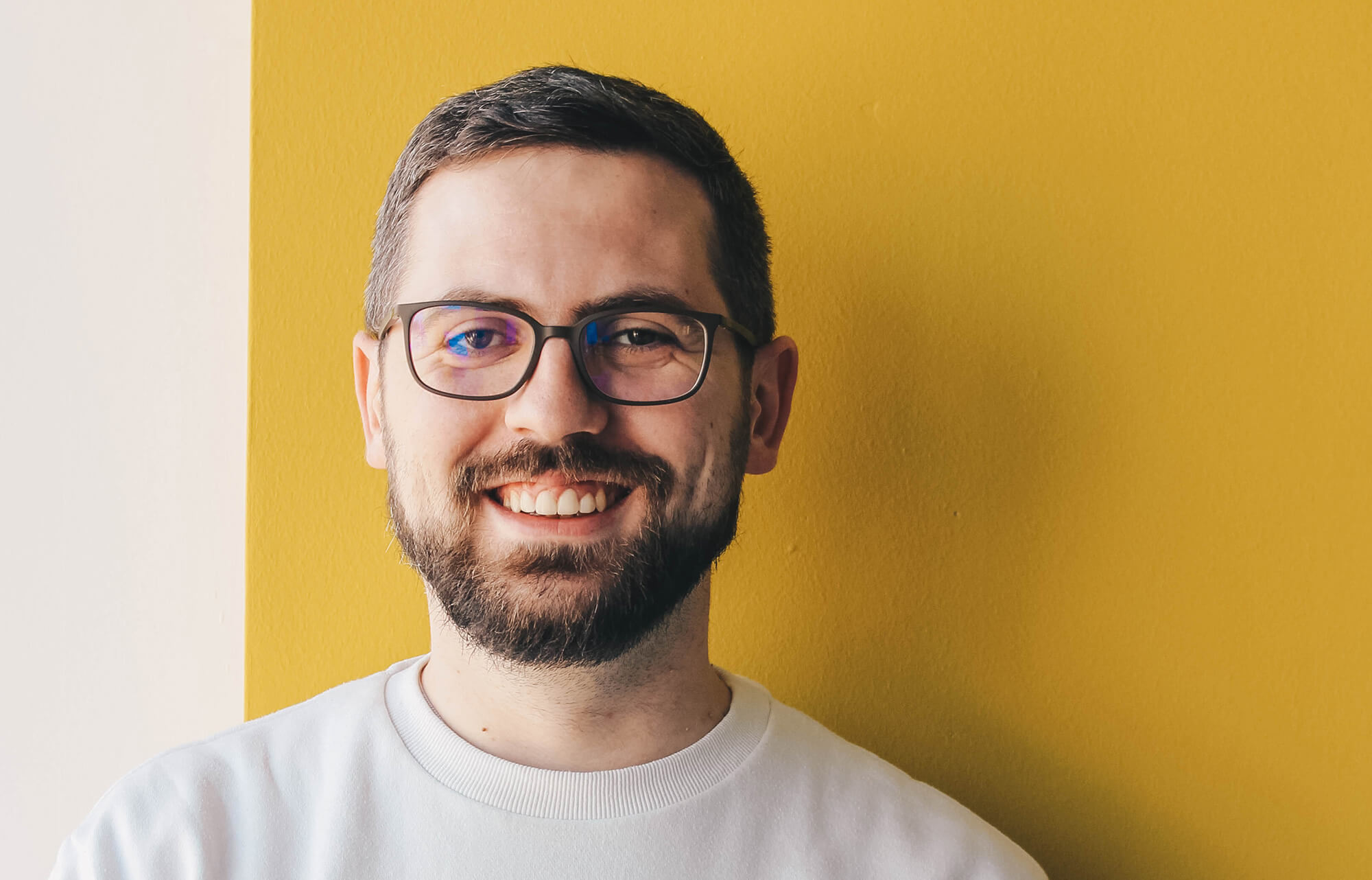 mockup featuring-a-man-with-a-magazine-3390-el1